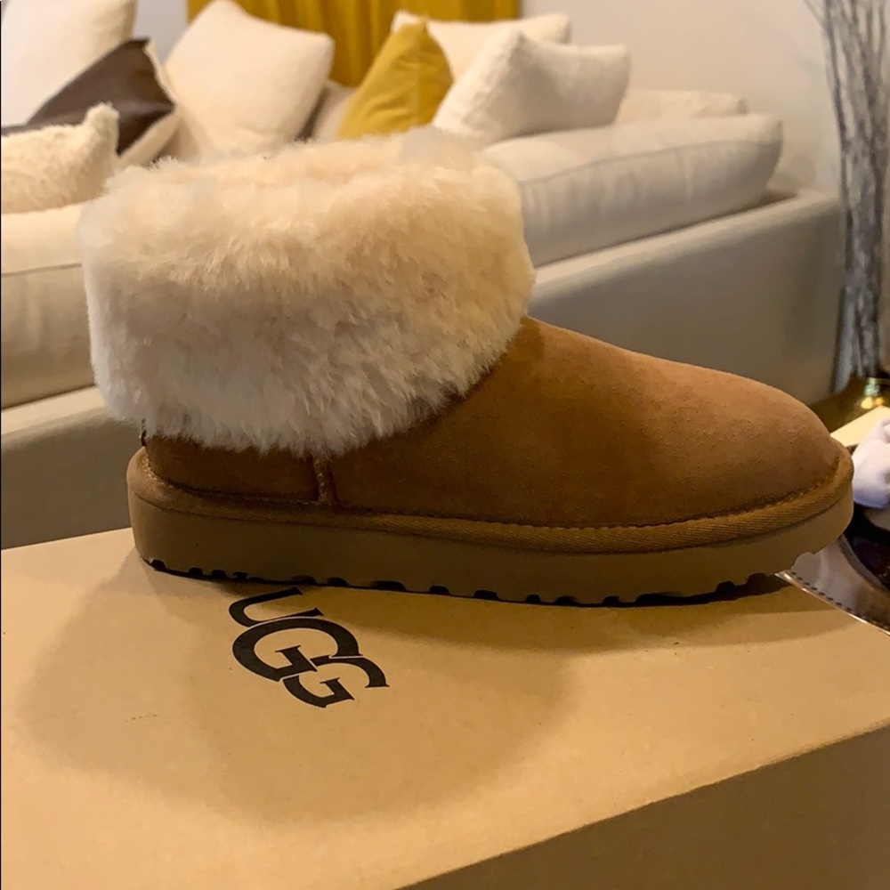 Ugg fold over w/ classic mini fluff